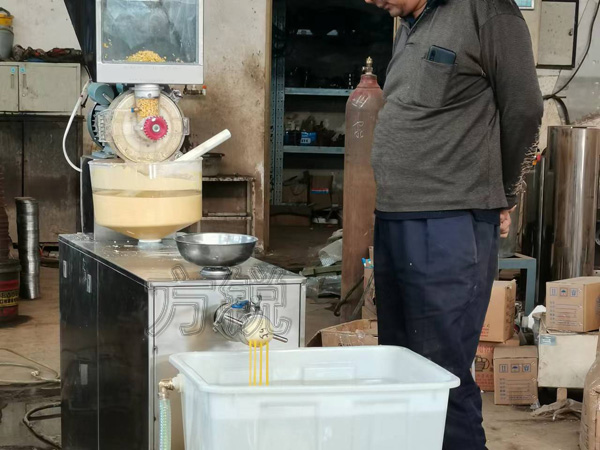 多功能雜糧面條機(jī)試機(jī)現(xiàn)場(chǎng) 多功能雜糧面條機(jī)試機(jī)現(xiàn)場(chǎng)